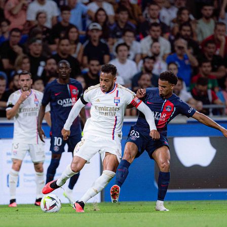 OL players facing Paris Saint‑Germain Football Club.